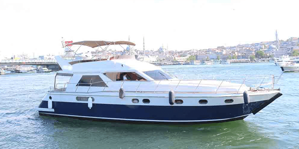 Personalized service during Bosphorus breakfast cruise on yacht