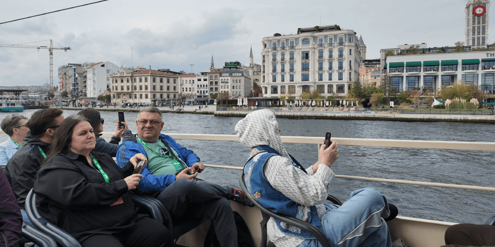 Relaxing afternoon Bosphorus cruise tour with Turkish food in Istanbul