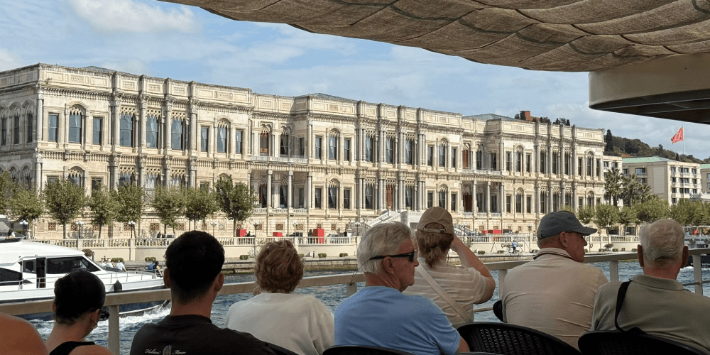 Travelers enjoying a relaxing Bosphorus lunch cruise in Istanbul Türkiye